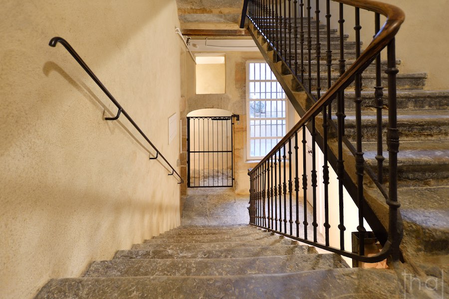 Intérieur d'escalier rénové dans le vieux Lyon